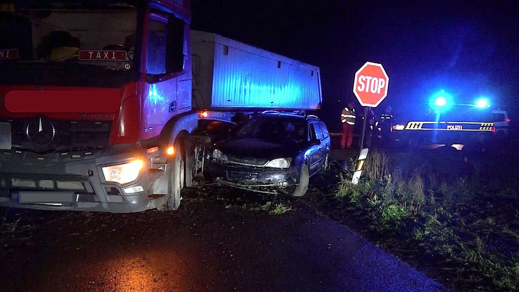 Am Donnerstagmorgen kollidierten auf der L25 in der Nähe von Flechtingen im Landkreis Börde ein Pkw und ein Lkw.
