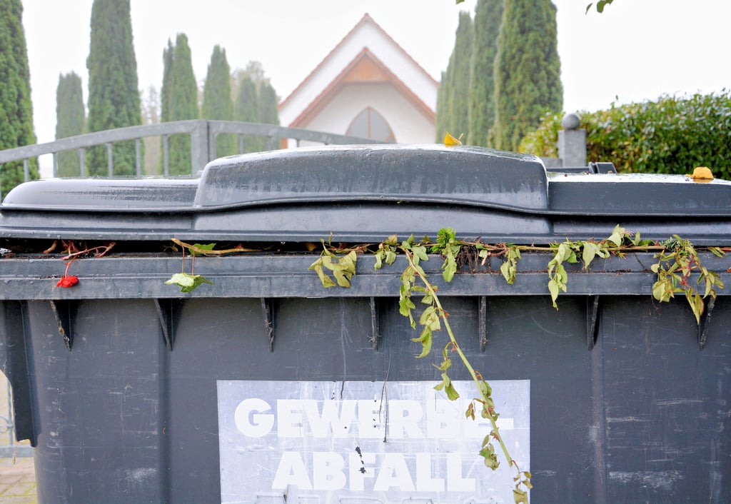 Derzeit steht am Neuferchauer Friedhof ein Container für Gewerbeabfall. Künftig soll das Entsorgen von nichtorganischen Stoffen aber verboten werden.