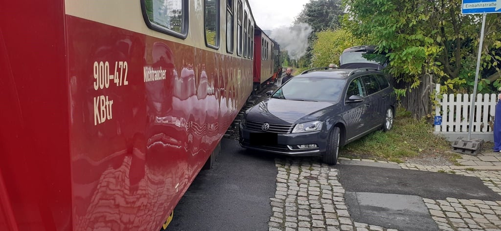 Der VW mit Berliner Nummerschild ist in Wernigerode mit einer Harzer Schmalspurbahn zusammengestoßen.