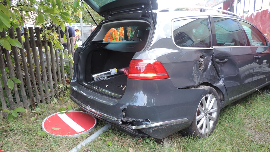 An dem VW ist beachtlicher Schaden entstanden. Foto: