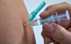 Nicht nur Corona bereitet Sorgen, sondern auch eine mögliche Grippewelle. Mediziner empfehlen, sich impfen zu lassen.  