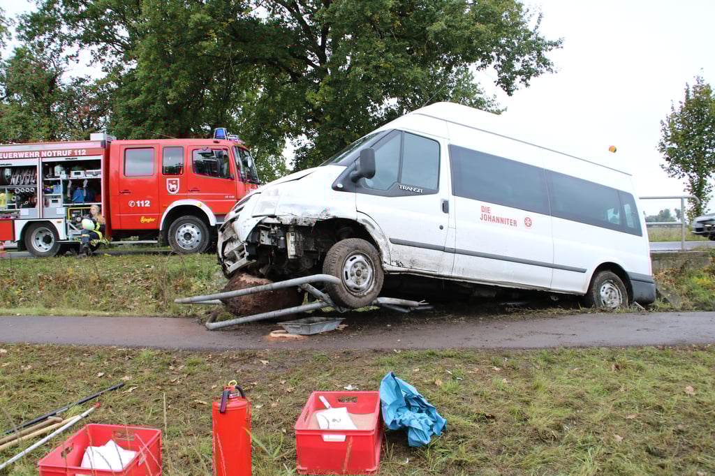 Vor einem Graben kam gestern ein mit Schülern besetzter Kleinbus bei Menz im Jerichower Land von der Straße ab. Alle Insassen waren angeschnallt, anders bei einem Unfall am Montag im Saalekreis. Dabei waren 33 Kinder verletzt worden.