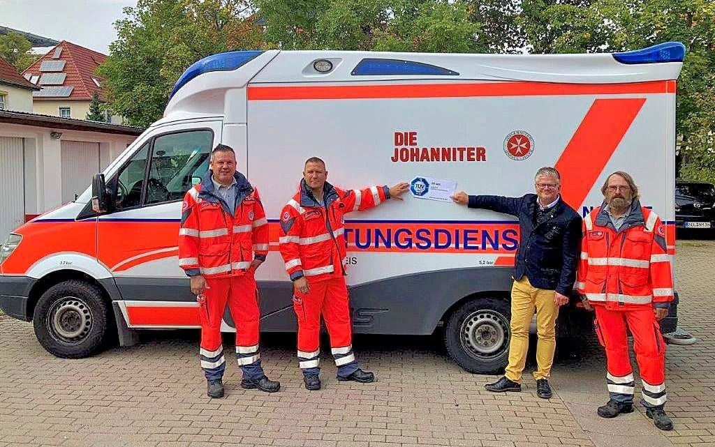 Der Rettungsdienst der Johanniter-Unfall-Hilfe in der Altmark ist im September vom TÜV Süd zertifiziert worden. Das TÜV-Siegel, das Regionalvorstand Peter Ruppert (2. von rechts) präsentierte, bestätigt erneut die hohe Qualität des Johanniter-Rettungsdienstes.