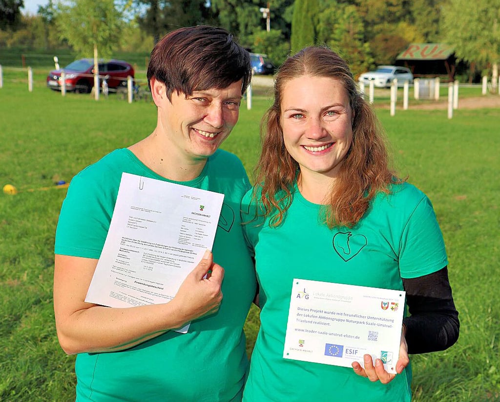 Überglücklich sind Schatzmeisterin Susann Gessert (l.) und Vorsitzende Samira Dix nach Erhalt des Fördermittelbescheides.