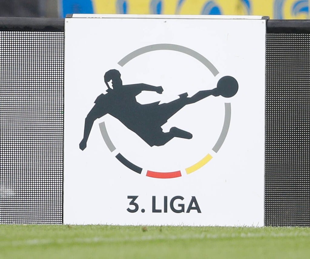 Das Logo der 3. Liga in einem Stadion.