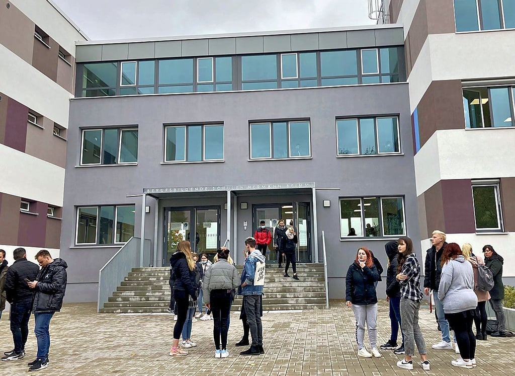 Blick auf den Eingangsbereich der Lemsdorfer Schule, die als Außenstelle der BBS „Hermann Beims" genutzt wird. Sie ist energetisch saniert und modernisiert worden und verfügt unter anderem über einen Personenaufzug sowie neue Fachkabinette.
