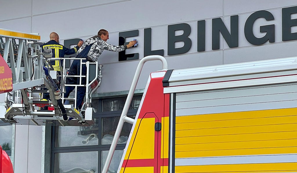 Herbstputz bei der Feuerwehr Elbingerode: Jannik Holland und Konstantin Jung säubern hier den Schriftzug an der Feuerwache.