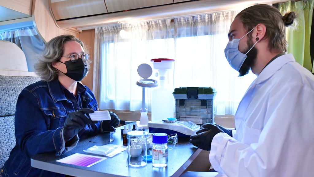 Thüringen will Partygänger, die sich fürs Dauertanzen im Club oder beim Open Air mit illegalen Drogen aufputschen, mit einem Testprogramm vor gesundheitlichen Schäden schützen. Seit kurzem wird ihnen angeboten, ihre zur Party mitgebrachten Substanzen auf die genauen Inhaltsstoffe und deren Konzentration mit einem mobilen Test zu untersuchen. Foto: Martin Schutt/