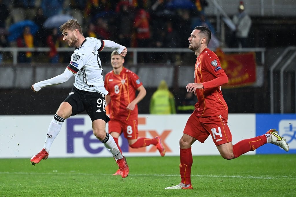 Stürmer Timo Werner (l) belohnt sich für eine engagierte Leistung mit dem Treffer zum 2:0.