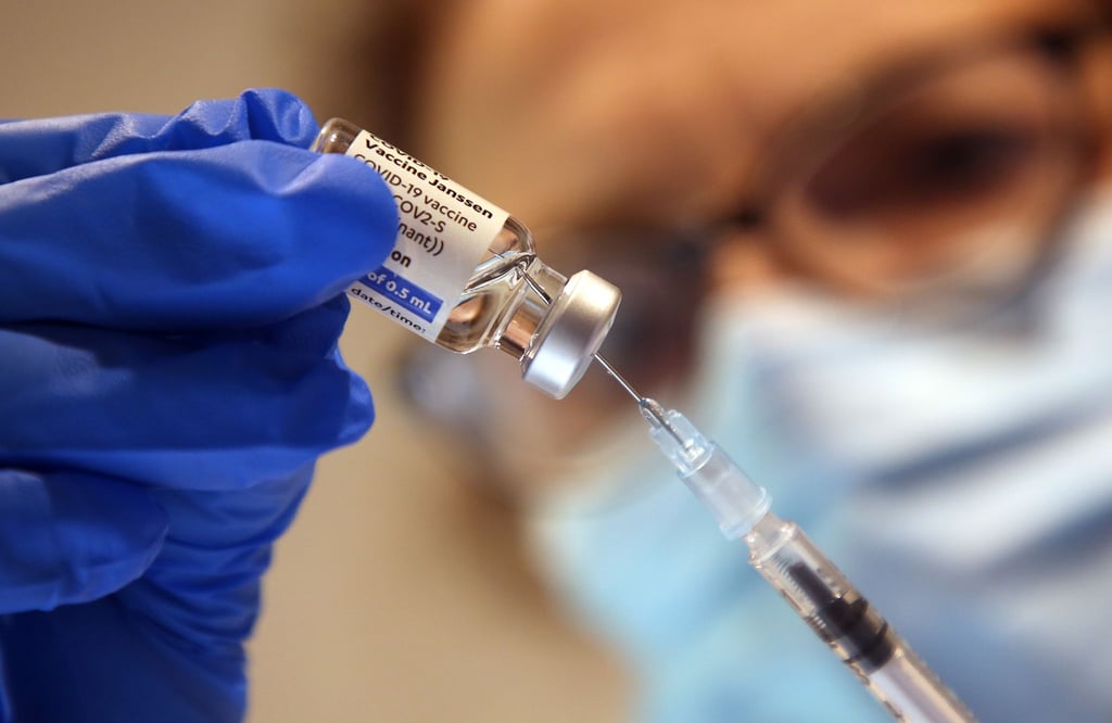 Wer mit dem Corona-Impfstoff von Johnson & Johnson geimpft wurde, sollte laut der Ständigen Impfkommission (Stiko) eine zusätzliche mRNA-Impfstoffdosis für einen besseren Schutz erhalten.