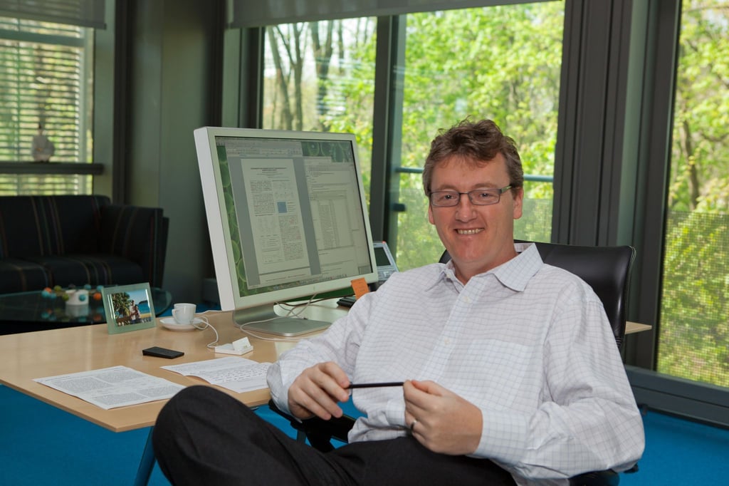 US-Forscher David MacMillan sitzt in einem Büro.