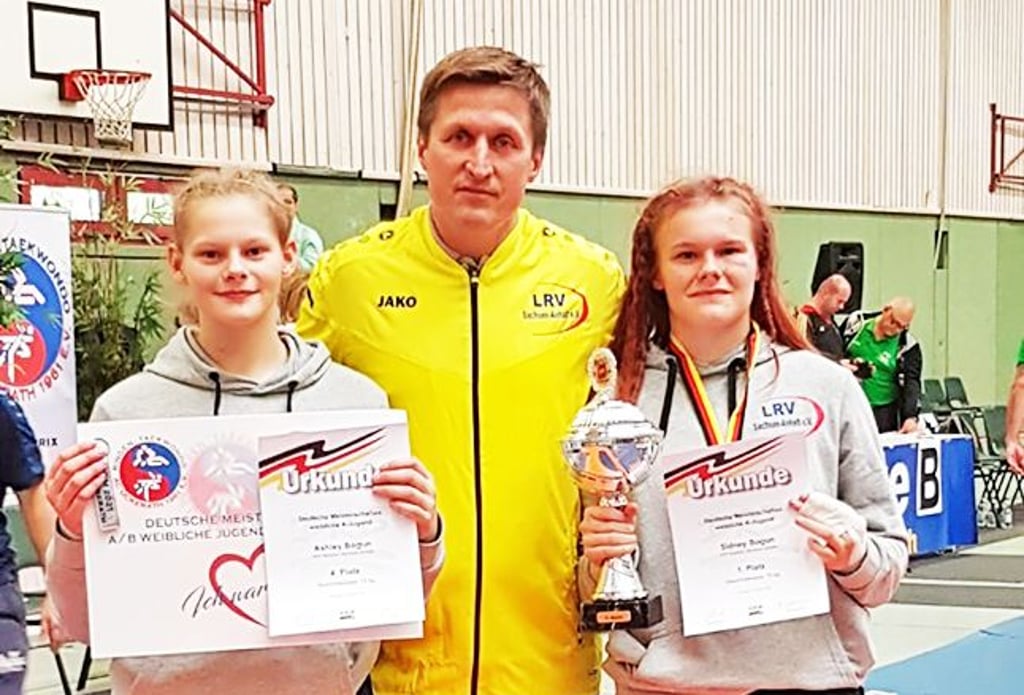 Ihr früherer Karsdorfer Trainer André Mirau beglückwünscht Ashley (l.) und Sidney Bogun zum erfolgreichen Abschneiden bei den Deutschen Meisterschaften in Dormagen.