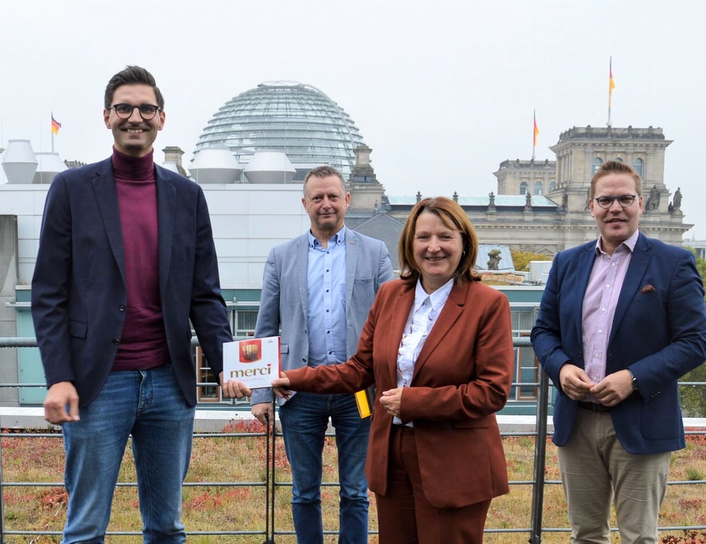 Sepp Müller (links) nach der Wahl.