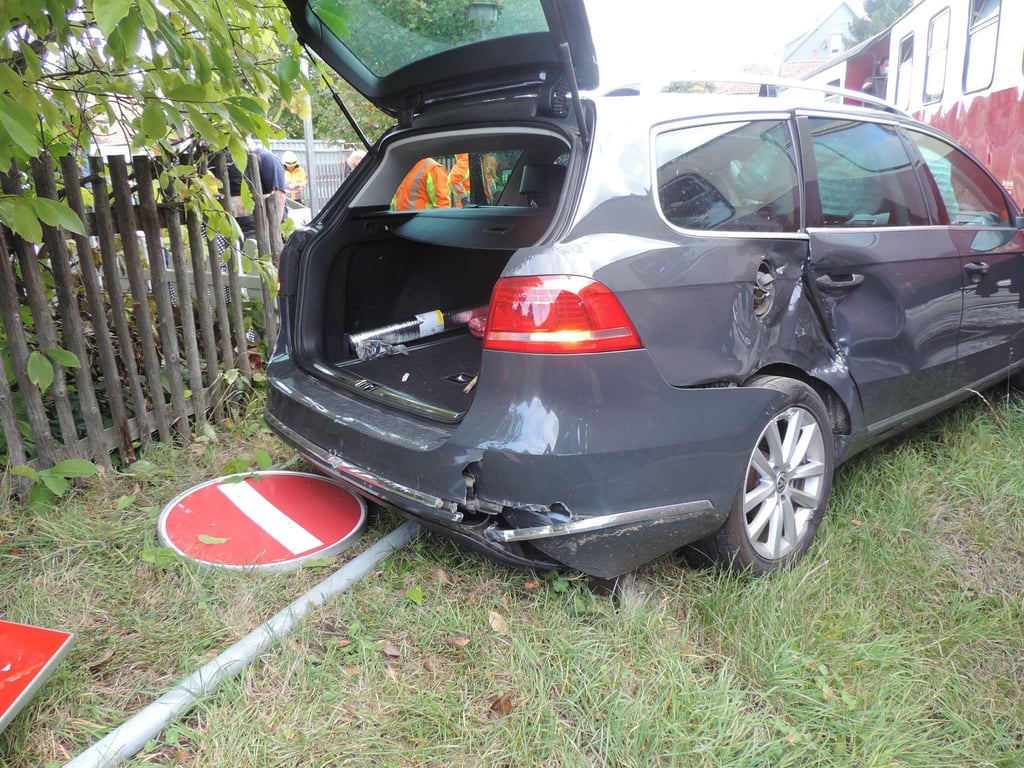 An dem Kombi entstand bei dem Unfall augenscheinlich ein Totalschaden.
