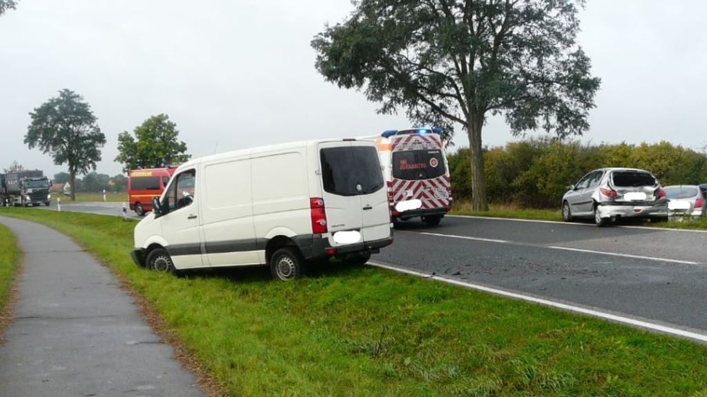 Bei einem Unfall auf der B190 zwischen Binde und Kläden wurde eine Frau schwer verletzt.