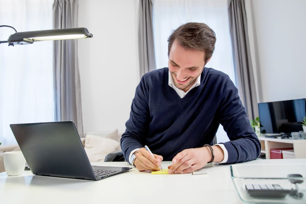 Beim hybriden Onboarding ist es Experten zufolge wichtig, dass die Einarbeitung sowohl am Arbeitsplatz vor Ort als auch zu Hause stattfindet.