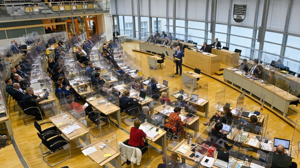 Reiner Haseloff (M, CDU), Ministerpräsident des Landes Sachsen-Anhalt, spricht im Plenarsaal des Landtages zu den Abgeordneten. Der Landesvater gab dort eine Regierungserklärung zum Thema "Wir gestalten Sachsen-Anhalt.