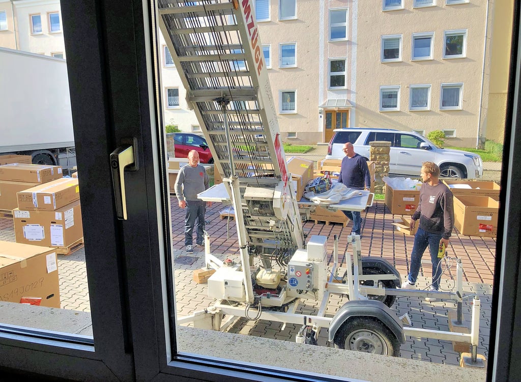 Die Dentaltechnik wird vom Zeitzer Transportunternehmen Reinsberger an Ort und Stelle gebracht. Das geht nur durchs Fenster.