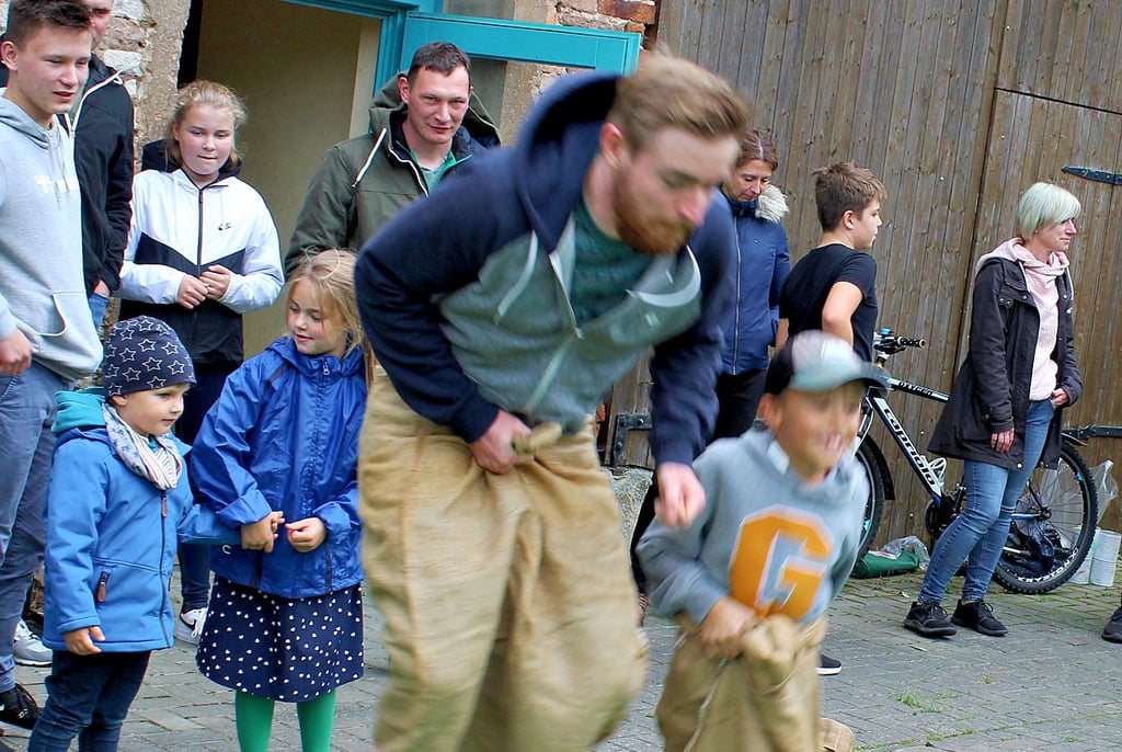 Der Verein Kulturscheune Behnsdorf hatte verschiedene alte Familienspiele wie Sackhüpfen hervorgeholt.