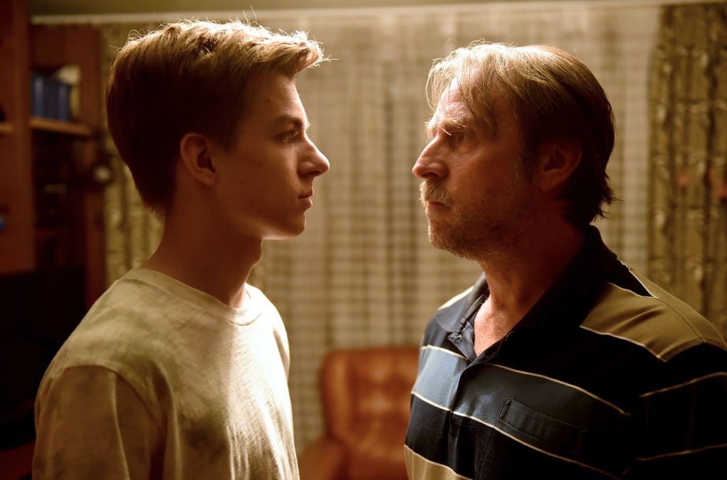 Benny (Nick J. Schuck, l) ist wütend, da sein Vater Volker (Bjarne Mädel) ihn vor seinen Freunden blamiert hat.