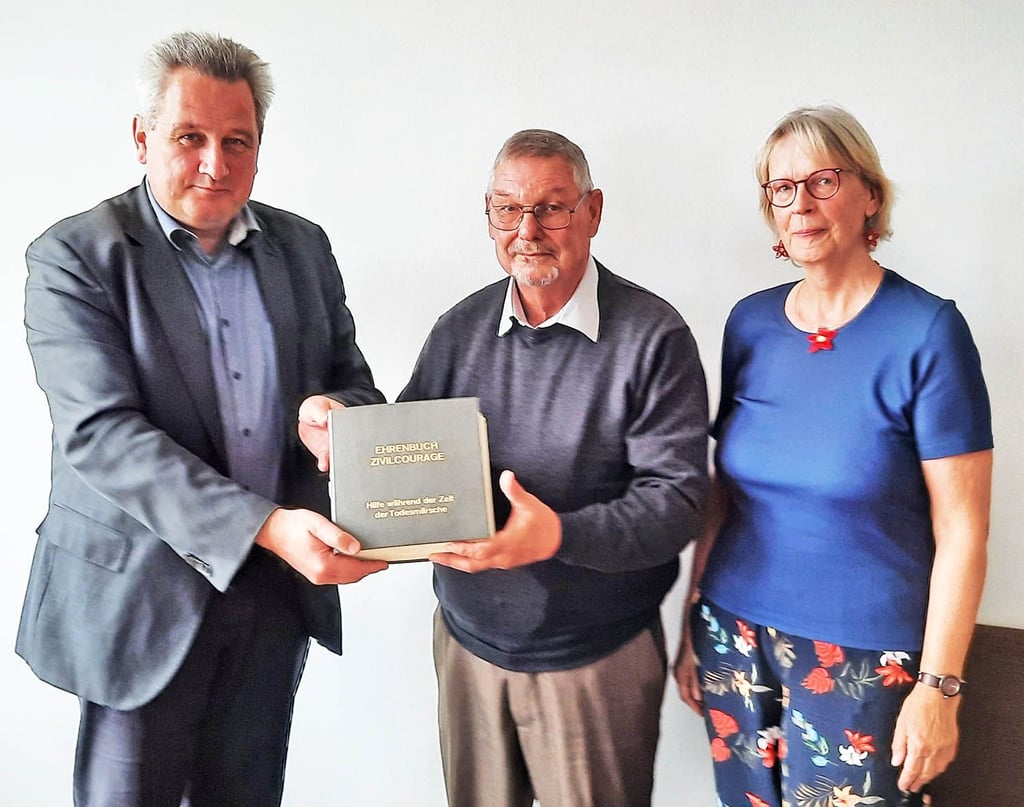 Übergabe des Ehrenbuches: Jens-Christian Wagner, Direktor der Stiftung Buchenwald und Mittelbau-Dora, Hans Richter und Ellen Fauser von der „Interessengemeinschaft Todesmarsch“ (v. l.).