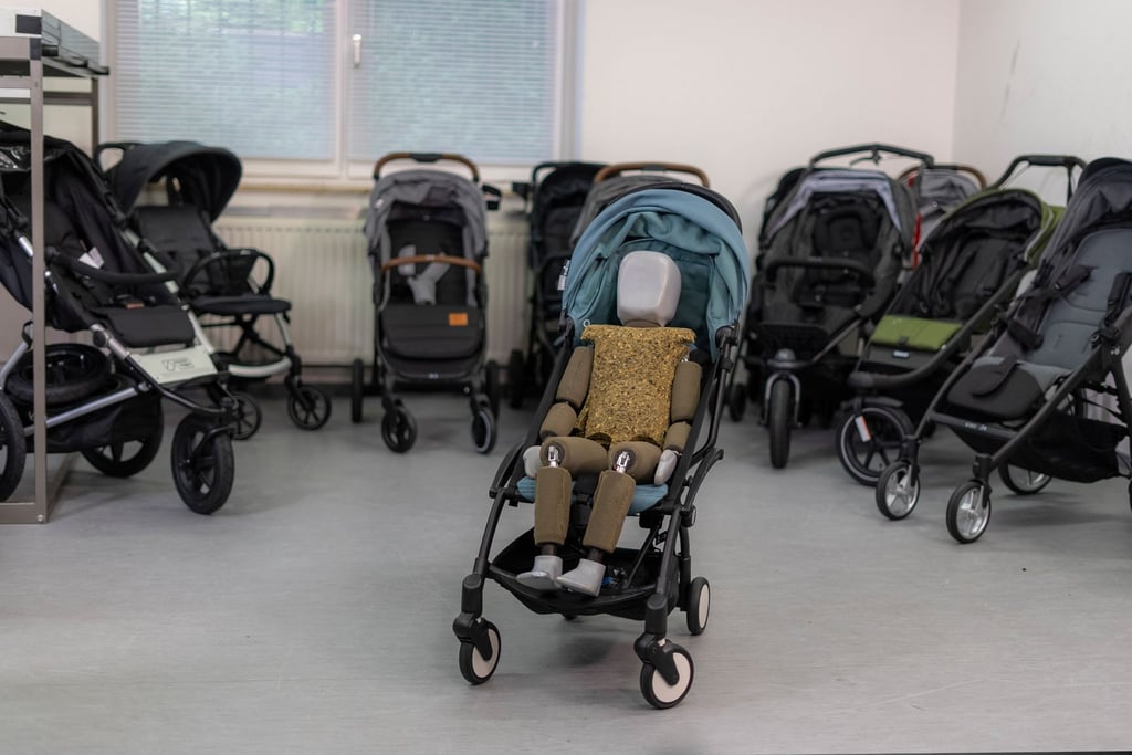 Mit einem Dummy, der einem dreijährigen Kind entspricht, hat die Stiftung Warentest neun Buggys und drei Jogger-Buggys unter anderem auf Bequemlichkeit überprüft.