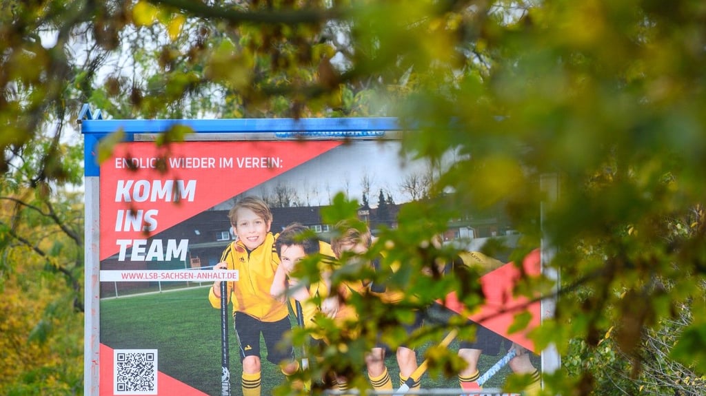 "Komm ins Team" ist auf einem Werbeplakat vom Landessportbund Sachsen-Anhalt zu lesen ist. Mit der Plakataktion soll durch die Corona-Pandemie verlorenes Terrain wieder gut gemacht werden.