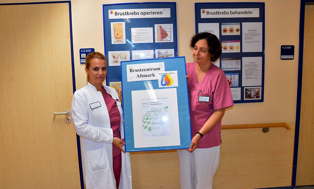 Oberärztin Dr. Susanne Kraudelt (rechts) und Assistenzärztin Andreea Moruz sind stolz auf die Auszeichnung für das Brustzentrum.