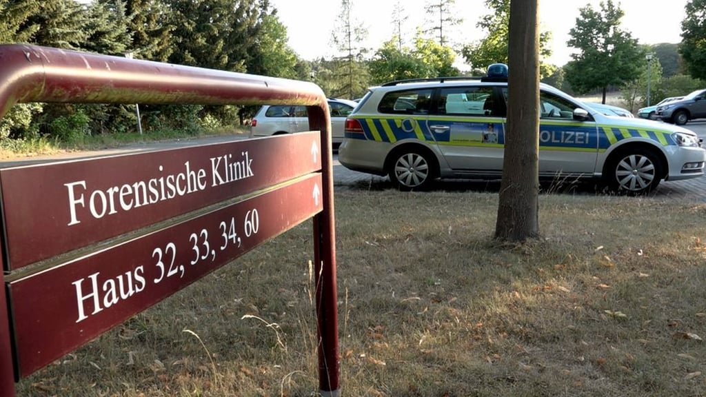 Sachsen-Anhalt, Uchtenspringe: Ein Polizeiwagen steht auf dem Gelände des Landeskrankenhauses für Forensische Psychatrie.