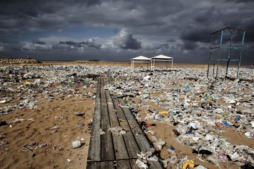 Plastikmüll liegt an einem Strand am Mittelmeer nördlich von Beirut. Laut einer aktuellen Studie treiben rund 3760 Tonnen Plastik auf der Oberfläche des Mittelmeeres.