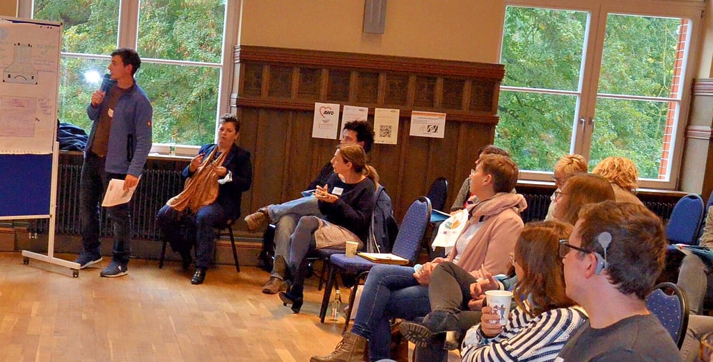 Teilnehmer präsentieren bei der Abschlussrunde der Fachtagung zum Kinderschutz in der Aula des Kunsthauses Salzwedel einzelne Workshop-Ergebnisse.