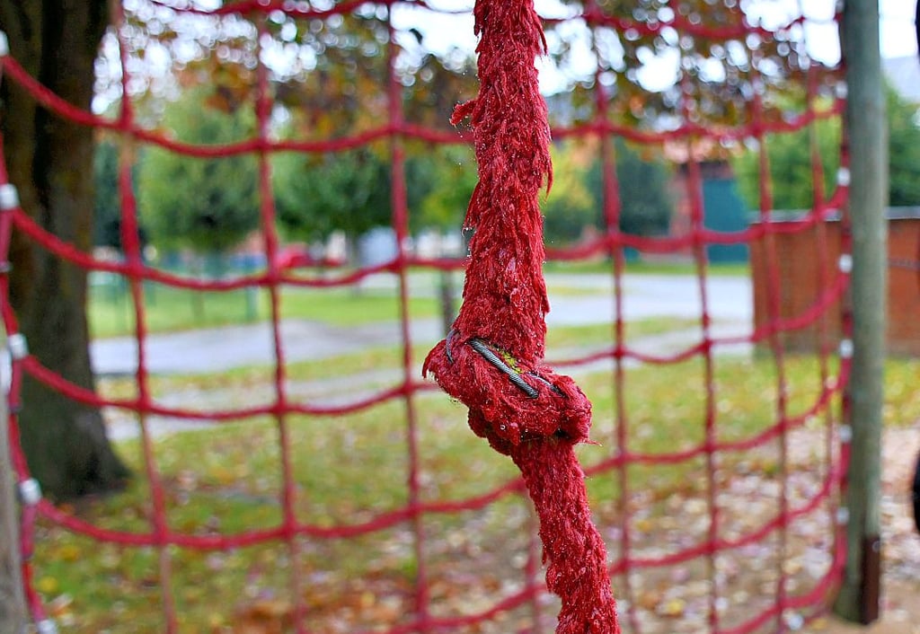 Draht dringt auf dem Dessauer Spielplatz bereits durch die Kletterseile, genauso wie an der Kletterwand im Hintergrund.