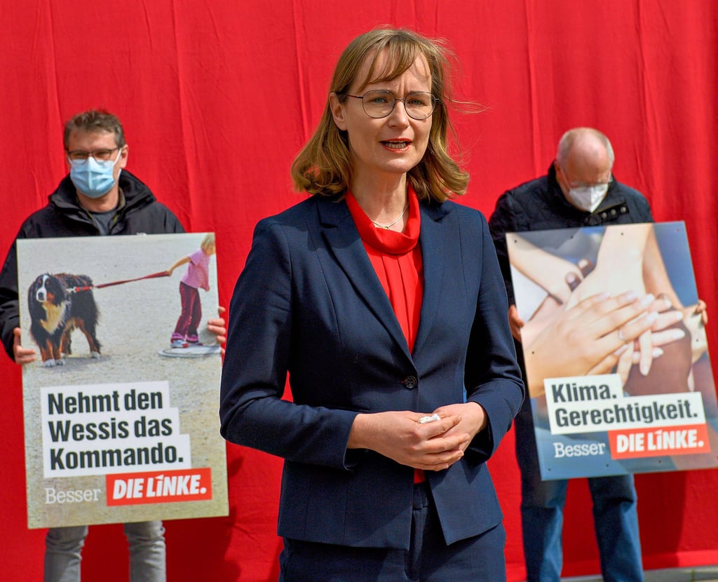 Eva von Angern (Die Linke) bei der Präsentation der Wahlkampf-Plakatkampagne mit dem umstrittenen „Wessi“-Plakat.