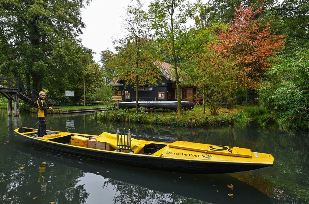 Andrea Bunar, Zustellerin der Deutschen Post, unterwegs im herbstlich-bunten Spreewald.