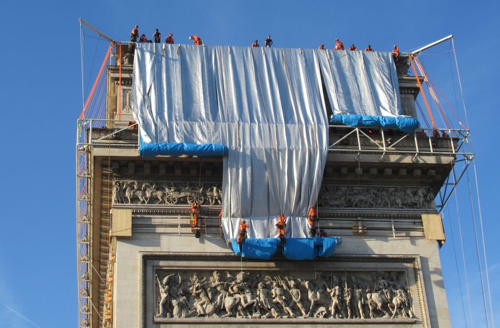 Zwei Monate dauerten die Installationsarbeiten am Pariser Triumphbogen.