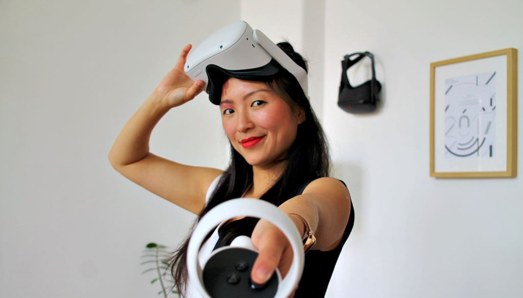 Binh Minh Herbst, ausgerüstet mit VR-Brille und Controller, im Büro von A.MUSE im Desginhaus Halle
