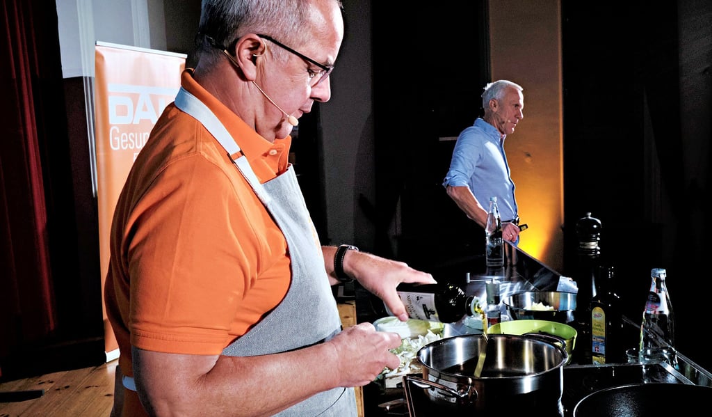 „Koch Dich fit“ - unter diesem Motto hat die Krankenkasse DAK den Radio-Jounalisten Helmut Gote (l.) an den Herd im Golfpark gestellt.