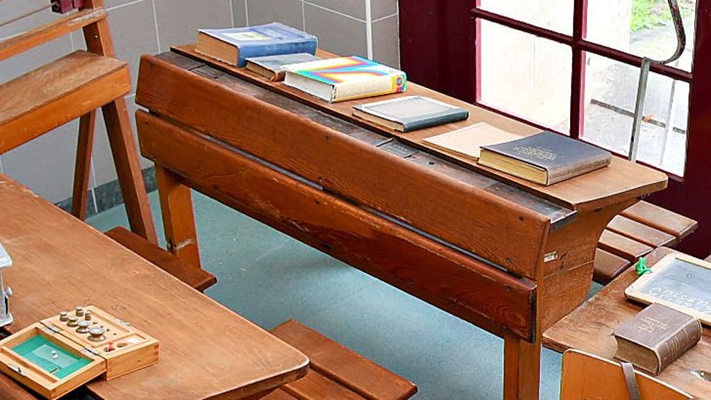 Alte Schulbänke stehen noch in der Bildungsstätte.