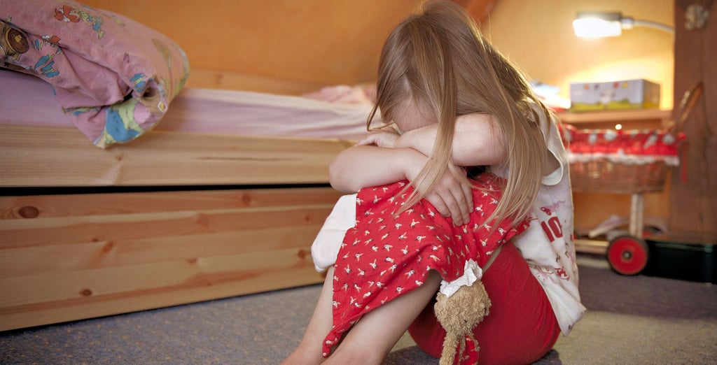 Ein kleines Mädchen sitzt weinend auf dem Fußboden. Die Gefährdung von Kindern zu erkennen und damit umzugehen, fällt selbst Fachleuten nicht immer leicht.