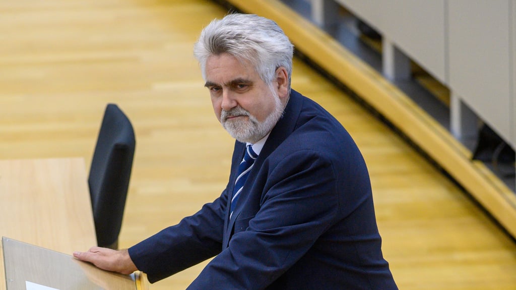 Armin Willingmann (SPD) Minister für Wissenschaft, Energie, Klimaschutz und Umwelt des Landes Sachsen-Anhalt spricht im Penarsaal des Landtages. Die Abgeordneten debattierten unter anderem über die 2G-Regel. Foto: Klaus-Dietmar Gabbert/