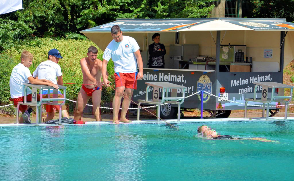 Die DRK-Wasserwacht stellte im Sommer 2021 den Badebetrieb im Klötzer Waldbad sicher. Beim Info-Tag am 8. August zeigten die ehrenamtlichen Rettungsschwimmer mehrere Übungen . Die 16 Rettungsschwimmer und der Schwimmmeister leisteten in der Saison insgesamt 743 Wachstunden.