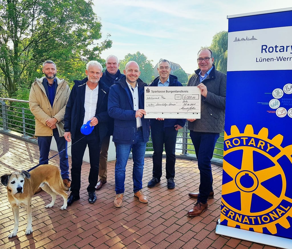 Die Zeitzer Rotarier übergaben eine Spende in Höhe von 6.000 Euro für die Hochwasseropfer in Lünen in Nordrhein-Westfalen an den dortigen Verein Lüner helfen Lünern, die für unterstützung vor Ort sorgt.