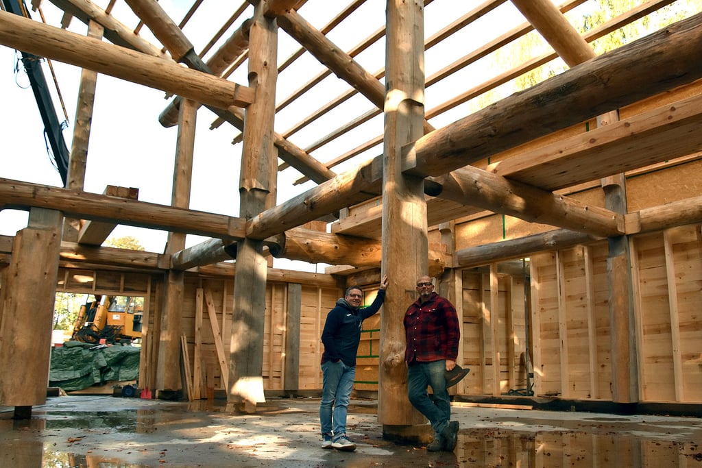 Ein elf Meter hohes Blockhaus entsteht derzeit auf dem Gelände von Harzdrenalin an der Rappbodetalsperre. Geschäftsführer Maik Berke (links) und sein Bruder Stefan haben den Holzbau-Experten Jens Albrecht (rechts) mit dem Bau beauftragt.
