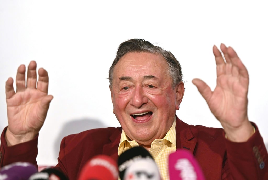 Der österreichische Unternehmer Richard „Mörtel“ Lugner ist wieder verlobt.