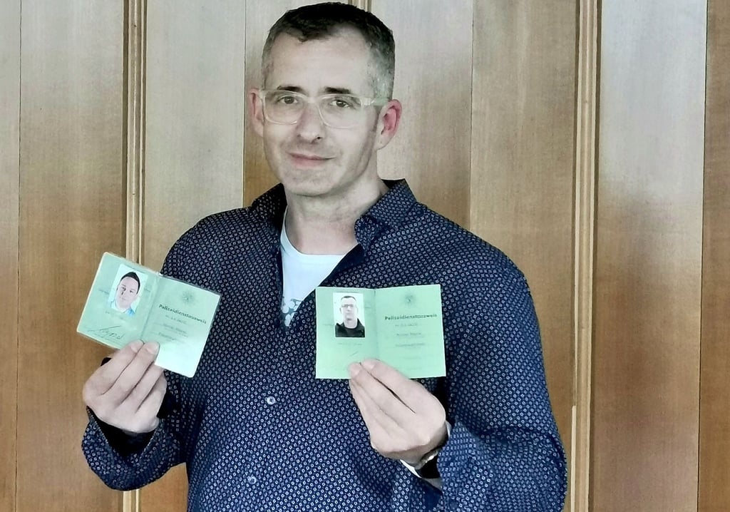 Norman Wagner zeigte einen richtigen und einen falschen Polizeiausweis. Nur einer Person fiel in Jahrstedt das gefälschte Dokument des Polizeihauptmeisters auf.