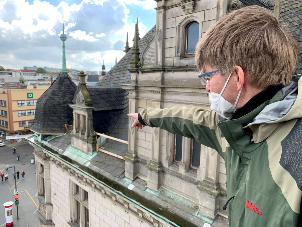 Karsten Hoeppe aus dem Fachbereich Immobilien begutachtet das Dach des Stadthauses.