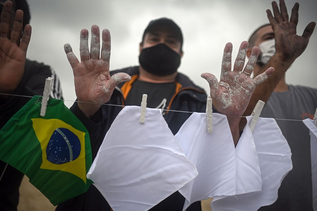Protestaktion am Copacabana-Strand zum Gedenken an die Menschen, die in Brasilien an Covid-19 gestorben sind.