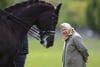 Queen Elizabeth betrachtet das Doppel-Weltmeister- Dressurpferd Valegro bei der Royal Windsor Horse Show 2019
