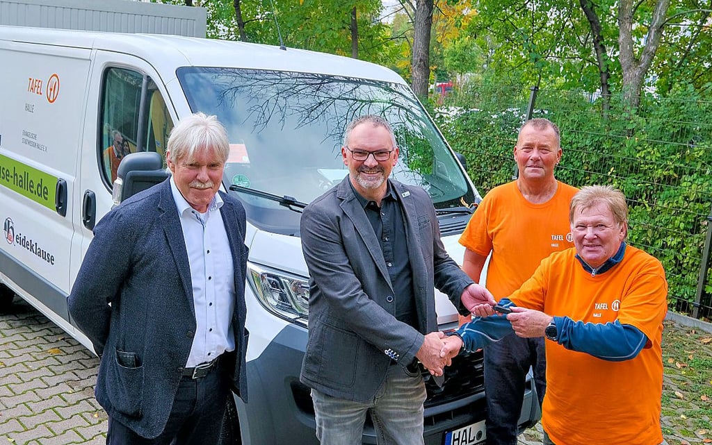 Die Gastronomen Rainer vor der Straße und Daniel Heller übergeben den Transporter-Schlüssel an die Tafel-Fahrer Uwe Arntt und Edgar Polley (von links).