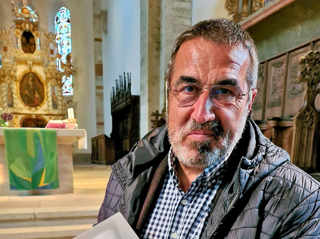 Jankofsky hält stolz die Originaldokumente Paul Kundts in der Hand.